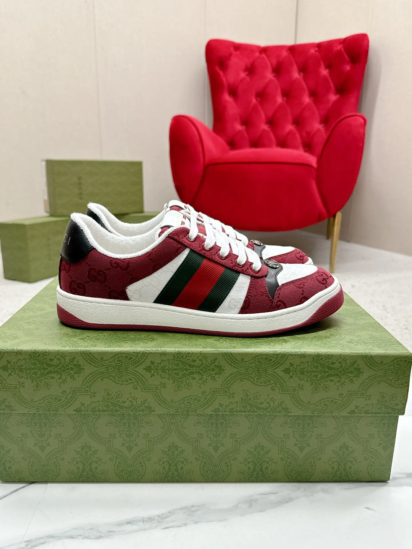 👟👟Ex-factory price 560👟👟 Men’s size +10 Gucci——purchased version GG series distressed dirty shoes-hot style is coming! 9 times out of 10 sales, you will definitely get the money. Ready stock! Spot goods! Spot goods! New colors added - the ultimate version on the market! Purchase the original version and develop it... fabric, material, outsole, and details can be compared at will! Open-mold Swarovski one-to-one replica rhinestone chain...Metal cherry pendant...Metal double G crystal cylindrical mark...Gucci original customized narrow webbing...Super flash series - flash diamond chain. The cherry decoration is detachable and can be changed into two to match with each other to show your personality. Exclusive color-brushed cowhide fabric. Hand-made distressed is very textured and has a sense of luxury! The details of the workmanship can be seen in the drawings, and no line is missed. The original terry cloth is delicate, soft and more comfortable and breathable. The privately stamped two-color original TPU outsole (lower layer is wider, upper layer is narrower). Matching packaging⭐️ Size: Female 35-40 Male 39-44 (Female 41 Male 45 customized)